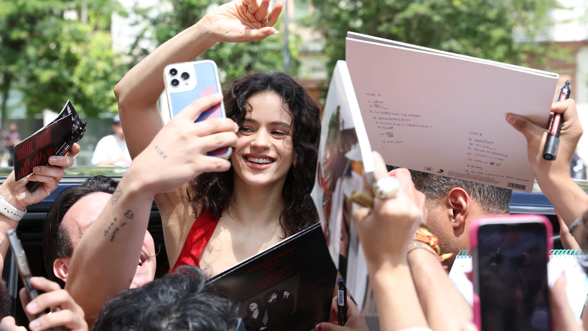 Rosalía en Sevilla con sus fans Rosalía en Sevilla con sus fans