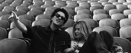 Bruno Mars y Karol G en el videoclip de 'Still' Bruno Mars y Karol G en el videoclip de 'Still'