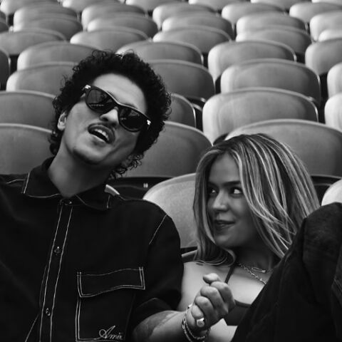 Bruno Mars y Karol G en el videoclip de 'Still'