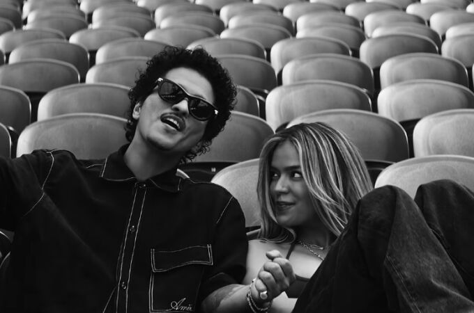 Bruno Mars y Karol G en el videoclip de 'Still'