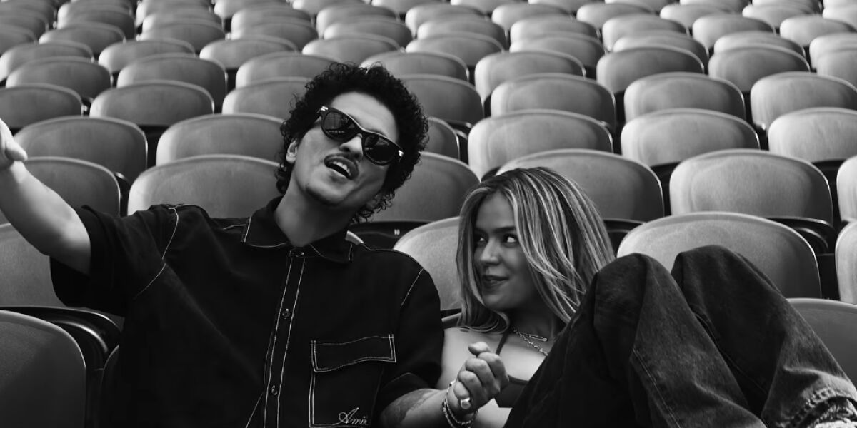 Bruno Mars y Karol G en el videoclip de 'Still'