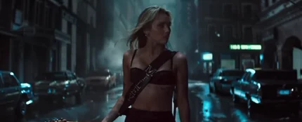 Miley Cyrus en el teaser del single 'Bass Persuades' Miley Cyrus en el teaser del single 'Bass Persuades'