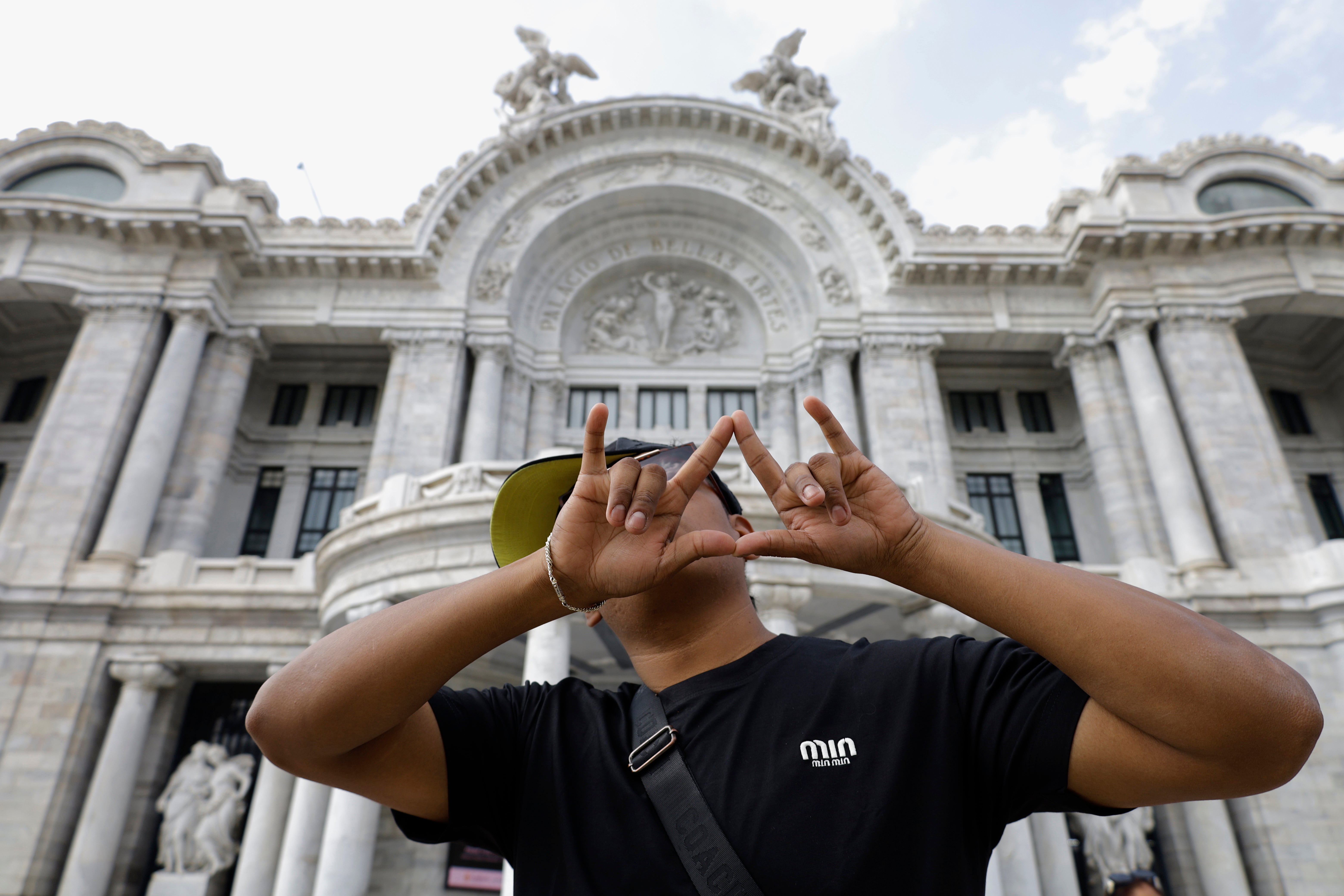 Santos Solano y la moda de farmear aura: por qué en la adolescencia importa tanto molar