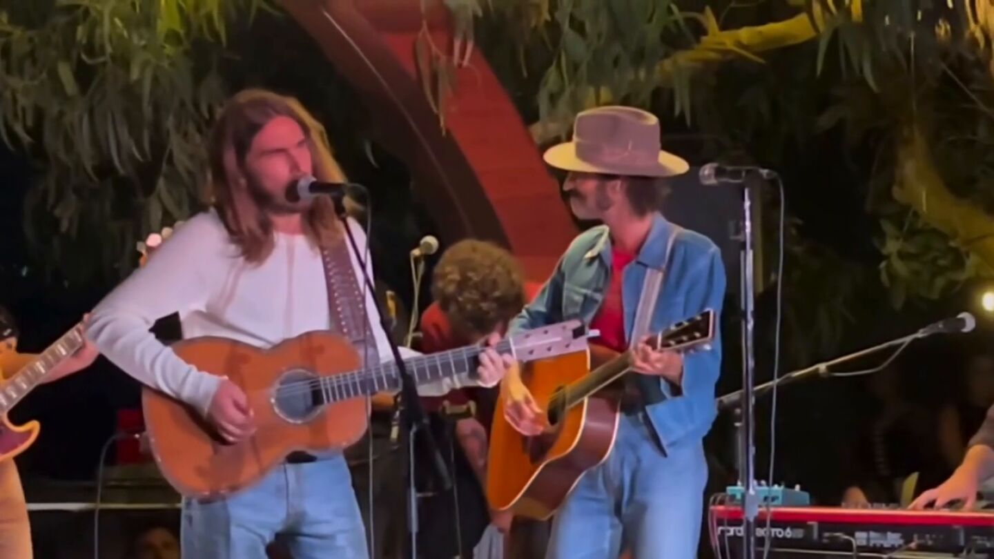 Carlos Ares se une a Leiva para cantar 'Breaking Bad' en El N&aacute;utico de San Vicente