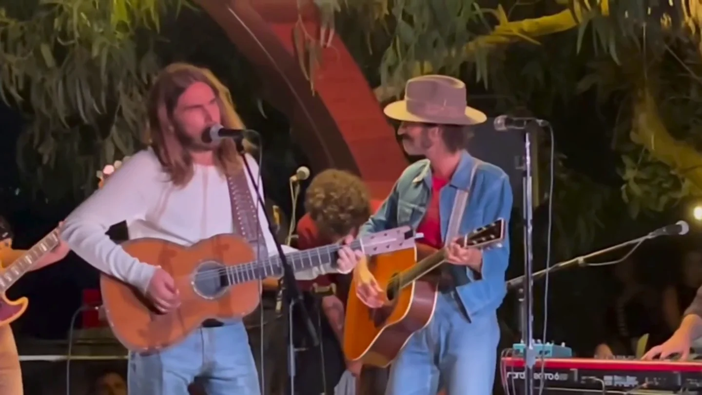Carlos Ares se une a Leiva para cantar 'Breaking Bad' en El Náutico de San Vicente Carlos Ares se une a Leiva para cantar 'Breaking Bad' en El Náutico de San Vicente