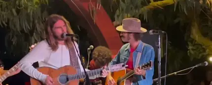 Carlos Ares se une a Leiva para cantar 'Breaking Bad' en El Náutico de San Vicente Carlos Ares se une a Leiva para cantar 'Breaking Bad' en El Náutico de San Vicente