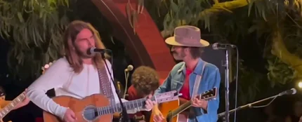 Carlos Ares se une a Leiva para cantar 'Breaking Bad' en El Náutico de San Vicente Carlos Ares se une a Leiva para cantar 'Breaking Bad' en El Náutico de San Vicente