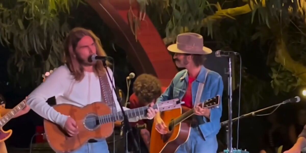 Carlos Ares se une a Leiva para cantar 'Breaking Bad' en El N&aacute;utico de San Vicente