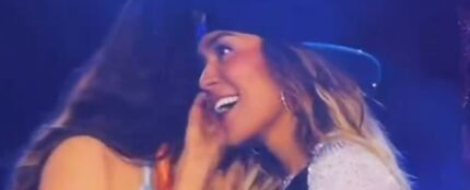 La reacci&oacute;n de Karol G al escuchar el secreto que le dijo la fan al o&iacute;do.