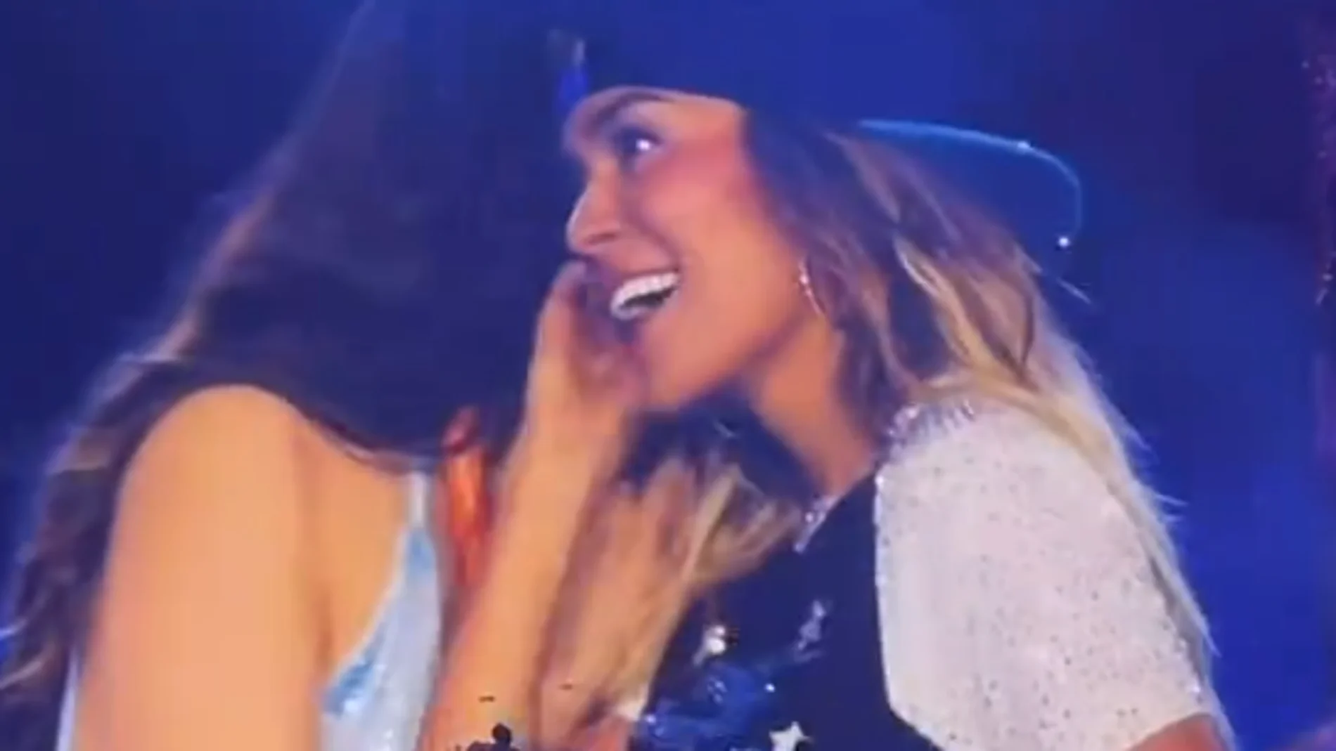 La reacción de Karol G al escuchar el secreto que le dijo la fan al oído. La reacción de Karol G al escuchar el secreto que le dijo la fan al oído.