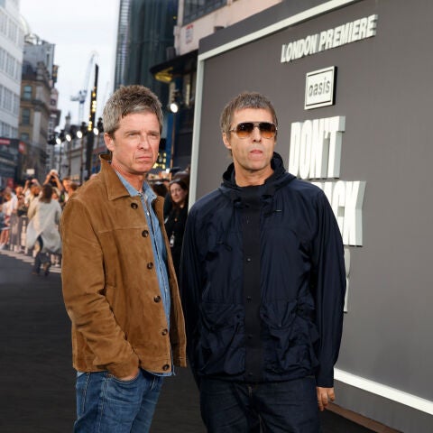 Noel y Liam Gallagher posan a las puertas del cine en la premiere de 'Los hijos de Noel y LIam Gallagher, en la presentación de 'Don't Look Back in Anger' en Londres