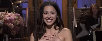 Olivia Rodrigo, en el monólogo del Saturday Night Live. Olivia Rodrigo, en el monólogo del Saturday Night Live.
