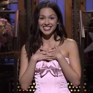 Olivia Rodrigo, en el monólogo del Saturday Night Live. Olivia Rodrigo, en el monólogo del Saturday Night Live.