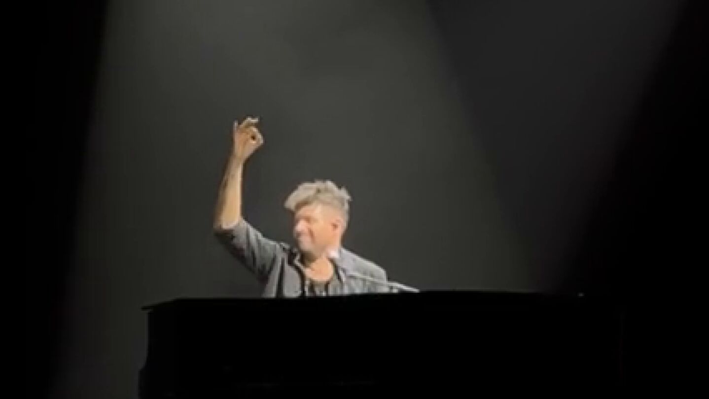 Pablo López canta Cumpleaños feliz en la Fiesta 30 años de Europa FM