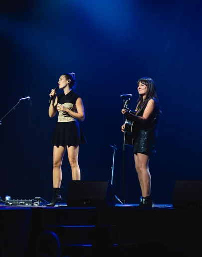 La sorpresa final de la fiesta llegó con Eva Soriano uniéndose a Amaral para cantar 'El universo sobre mí' La sorpresa final de la fiesta llegó con Eva Soriano uniéndose a Amaral para cantar 'El universo sobre mí'