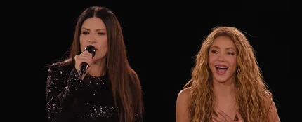 Laura Pausini y Shakira, durante su actuación en el tercer concierto de Shakira en Madrid Laura Pausini y Shakira, durante su actuación en el tercer concierto de Shakira en Madrid