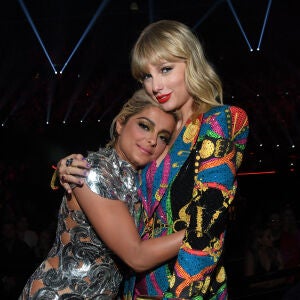 Bebe Rexha recuerda la ayuda que le prestó Taylor Swift con un vestido Bebe Rexha recuerda la ayuda que le prestó Taylor Swift con un vestido