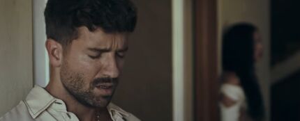 Pablo Albor&aacute;n, en el videoclip de Deditos Cruzados