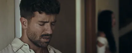 Pablo Alborán, en el videoclip de Deditos Cruzados Pablo Alborán, en el videoclip de Deditos Cruzados
