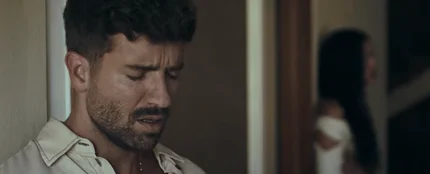 Pablo Alborán, en el videoclip de Deditos Cruzados Pablo Alborán, en el videoclip de Deditos Cruzados