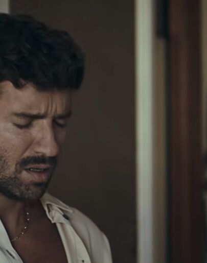 Pablo Alborán, en el videoclip de Deditos Cruzados