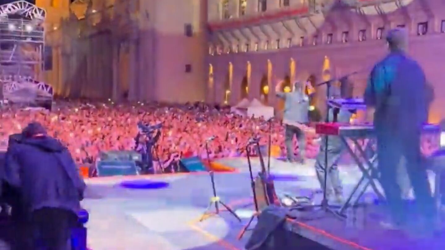 La entrada triunfal de Antonio Orozco en el escenario de la Plaza del Pilar de Zaragoza