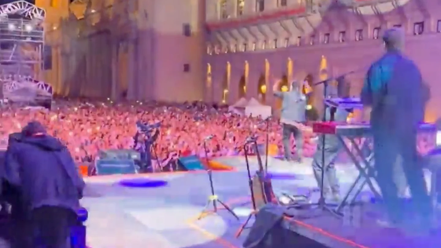La entrada triunfal de Antonio Orozco en el escenario de la Plaza del Pilar de Zaragoza La entrada triunfal de Antonio Orozco en el escenario de la Plaza del Pilar de Zaragoza