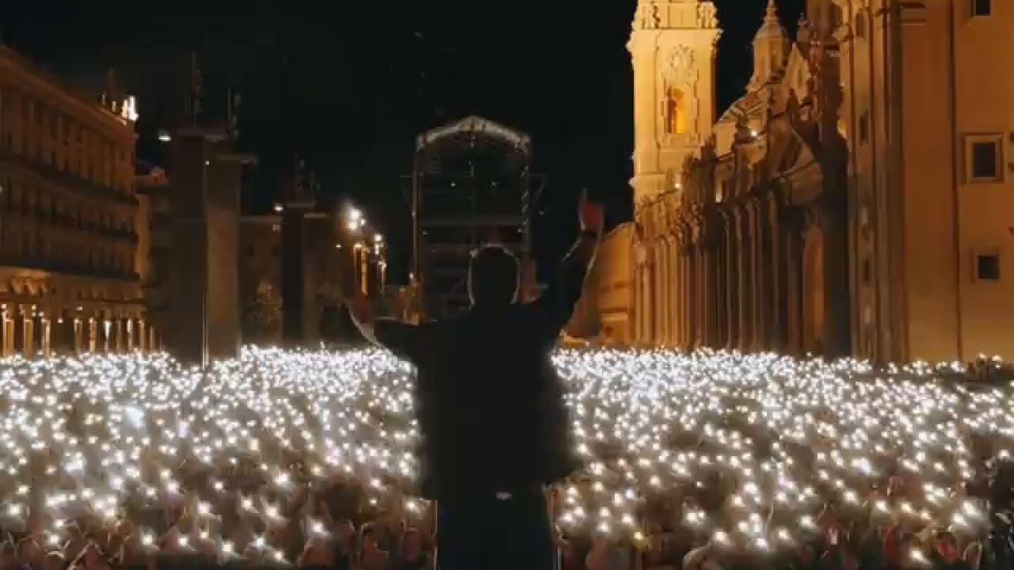 Antonio Orozco canta 'Te juro que no hay un segundo que no piense en ti' en Zaragoza