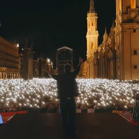 Antonio Orozco canta 'Te juro que no hay un segundo que no piense en ti' en Zaragoza Antonio Orozco canta 'Te juro que no hay un segundo que no piense en ti' en Zaragoza