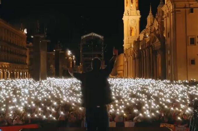 Antonio Orozco canta 'Te juro que no hay un segundo que no piense en ti' en Zaragoza