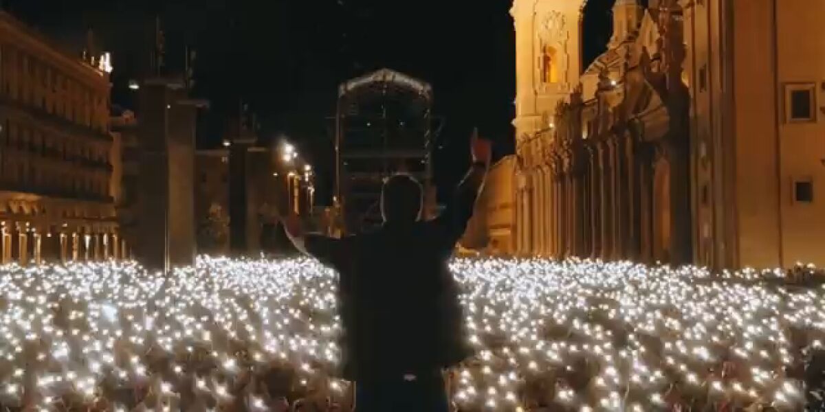 Antonio Orozco canta 'Te juro que no hay un segundo que no piense en ti' en Zaragoza