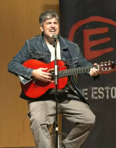 Estopa canta en directo 'Bicho raro'