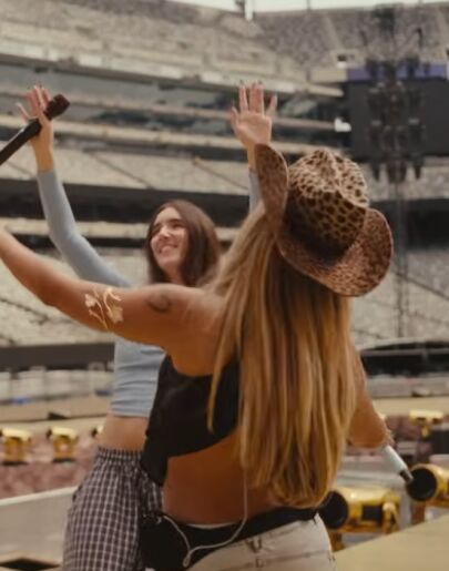 Judeline y Karol G en el videoclip de 'BbY WOW'