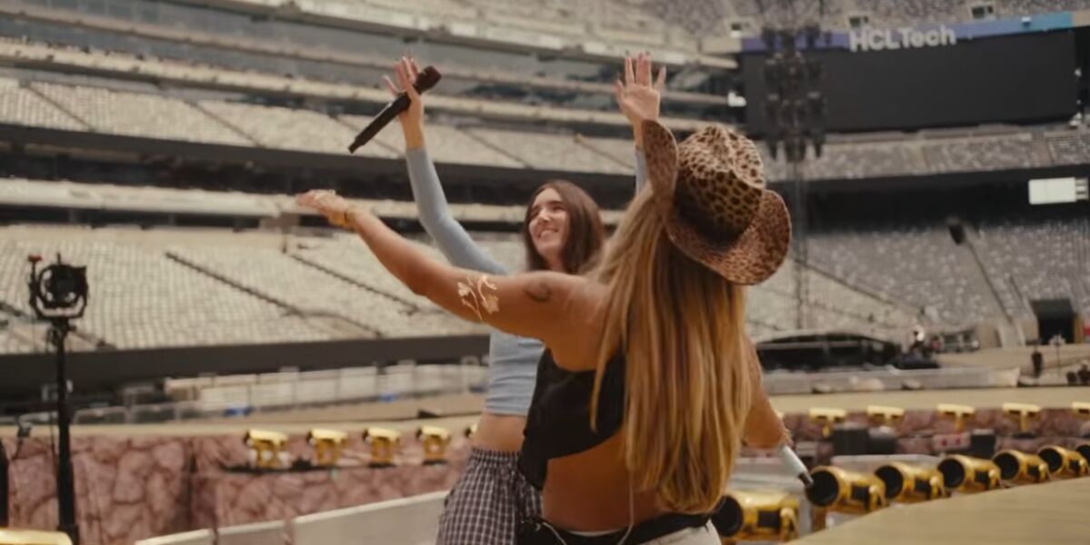 Judeline y Karol G en el videoclip de 'BbY WOW'