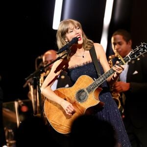 Taylor Swift actúa en Los Ángeles y el equipo de 'La bola negra' lo da todo Taylor Swift actúa en Los Ángeles y el equipo de 'La bola negra' lo da todo