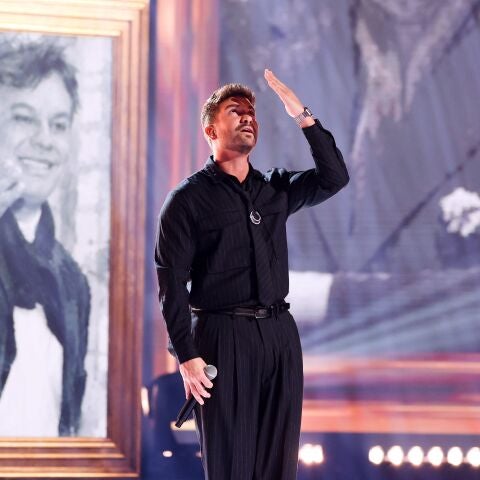 Pablo Alborán canta 'Ya lo sé que tú te vas' como homenaje a Juan Gabriel en los Premios Billboard de la Música Latina 2026