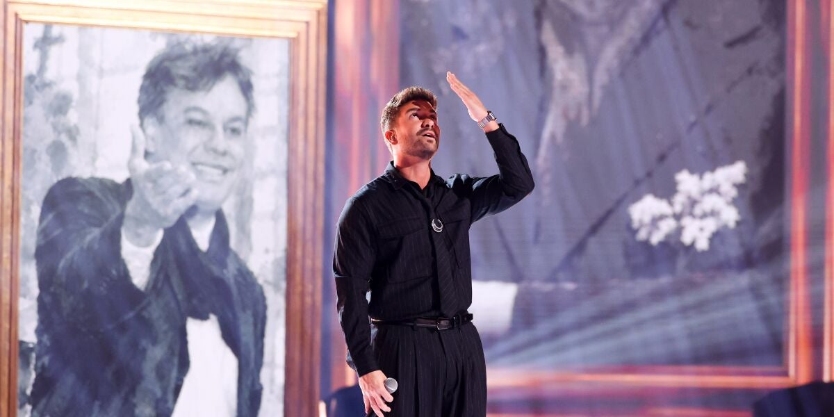 Pablo Albor&aacute;n canta 'Ya lo s&eacute; que t&uacute; te vas' como homenaje a Juan Gabriel en los Premios Billboard de la M&uacute;sica Latina 2026