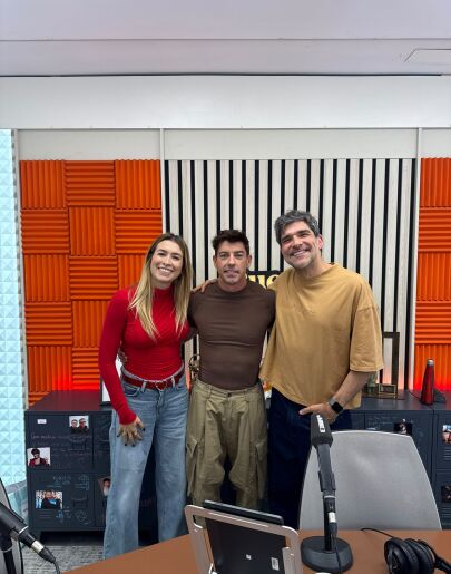 Adrián Lastra con Eva Soriano y Nacho García en 'Cuerpos especiales'