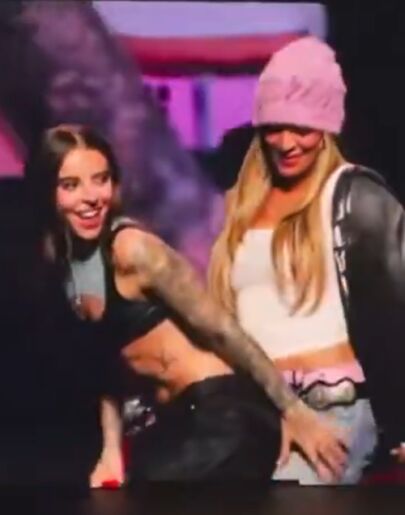 Karol G sorprende subiendo al escenario con Young Miko
