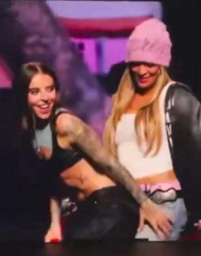 Karol G sorprende subiendo al escenario con Young Miko Karol G sorprende subiendo al escenario con Young Miko